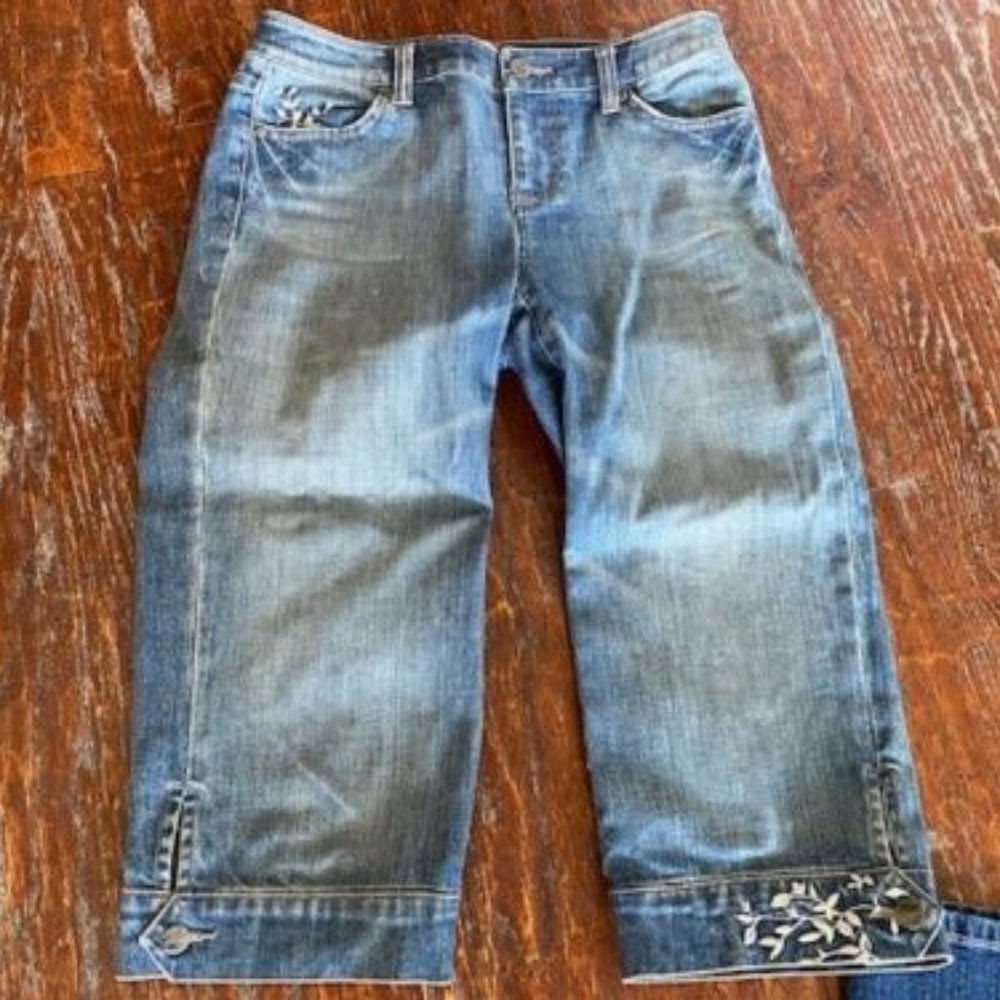 WHITE HOUSE * BLACK MARKET ~ Denim JEANS CAPRIS ~ Embroidered WHITE FLOWERS ~ 2
